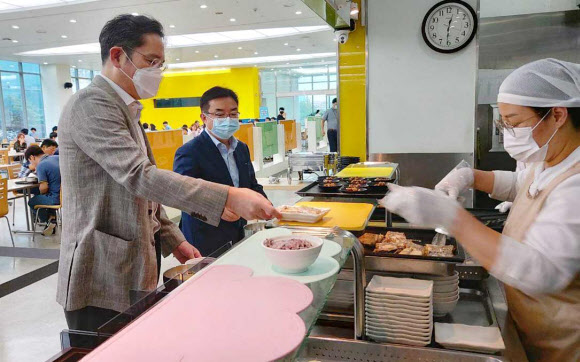 이재용 삼성전자 부회장이 30일 충남 온양사업장을 찾아 차세대 반도체 패키징 기술개발 전략을 점검하기 앞서 구내식당에서 배식받고 있다. 2020.7.30  삼성전자 제공