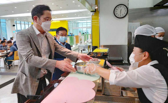 이재용 삼성전자 부회장이 30일 충남 온양사업장을 찾아 차세대 반도체 패키징 기술개발 전략을 점검하기 앞서 구내식당에서 배식받고 있다. 2020.7.30  삼성전자 제공