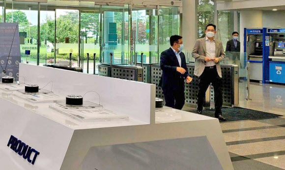 이재용 삼성전자 부회장이 30일 차세대 반도체 패키징 기술개발 전략을 점검하기 위해 충남 온양사업장을 찾아 관계자와 대화하고 있다. 2020.7.30  삼성전자 제공