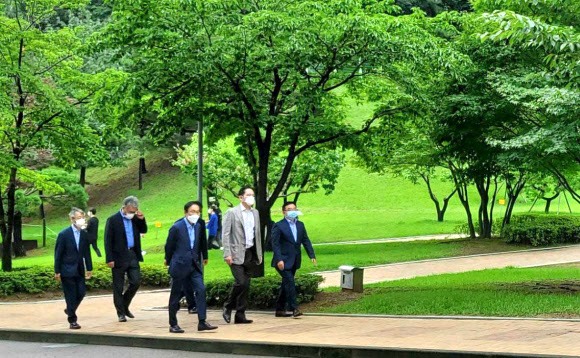 이재용 삼성전자 부회장이 30일 차세대 반도체 패키징 기술개발 전략을 점검하기 위해 충남 온양사업장을 찾아 관계자들과 대화하고 있다. 2020.7.30  삼성전자 제공