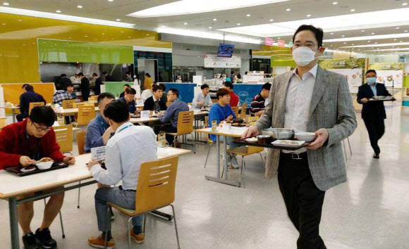 이재용 삼성전자 부회장이 30일 충남 온양사업장을 찾아 차세대 반도체 패키징 기술개발 전략을 점검하기 앞서 구내식당에서 식사를 하기 위해 이동하고 있다. 2020.7.30  삼성전자 제공