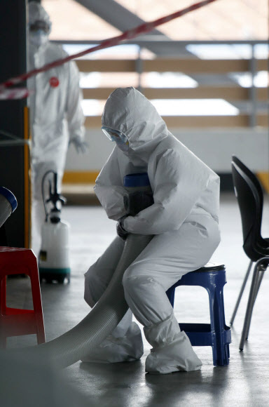 30일 오전 광주 북구 선별진료소가 한산한 모습을 보이는 가운데 의료진이 냉방기 바람을 쐬고 있다. 최근 광주 지역 코로나19 지역 내 확산 사례가 나오지 않는 등 뚜렷한 안정세를 보이고 있다. 2020.7.30  광주 북구청 제공