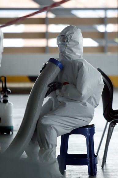 30일 오전 광주 북구 선별진료소가 한산한 모습을 보이는 가운데 의료진이 냉방기 바람을 쐬고 있다. 최근 광주 지역 코로나19 지역 내 확산 사례가 나오지 않는 등 뚜렷한 안정세를 보이고 있다. 2020.7.30  광주 북구청 제공