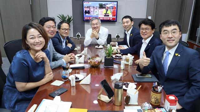 황운하 ‘대전 폭우로 사망’ TV 배경 함박웃음 논란