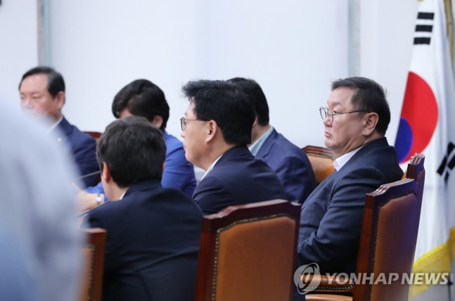 더불어민주당 김태년 원내대표가 31일 오전 서울 여의도 국회에서 열린 최고위원회의에서 생각에 잠겨있다.