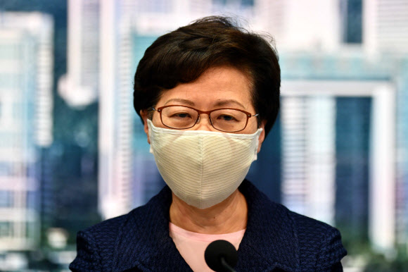 입법회 의원 선거 연기 밝히는 캐리 람 홍콩 행정장관