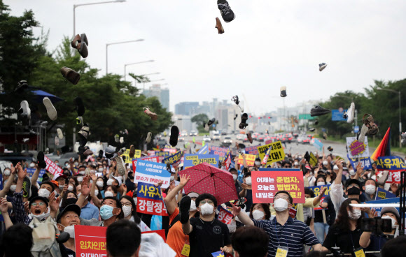 신발투척 퍼포먼스 하는 집회참가자들