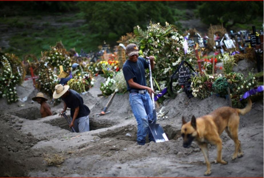 묘지 관리자들이 31일(현지시간) 멕시코시티 외곽 시코 공동묘지에서 코로나19로 밀려드는 시신들을 묻을 새 무덤을 파내고 있다. 멕시코시티 로이터 연합뉴스