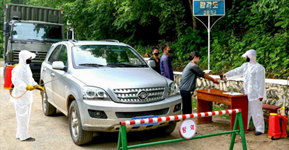 북한, 코로나19 방역 위해 차량과 운전자 소독