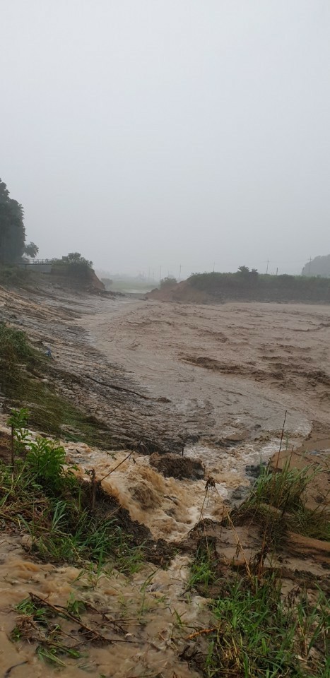 경기 이천시 산양저수지 둑이 일부 무너져 내렸다. 이천시 제공