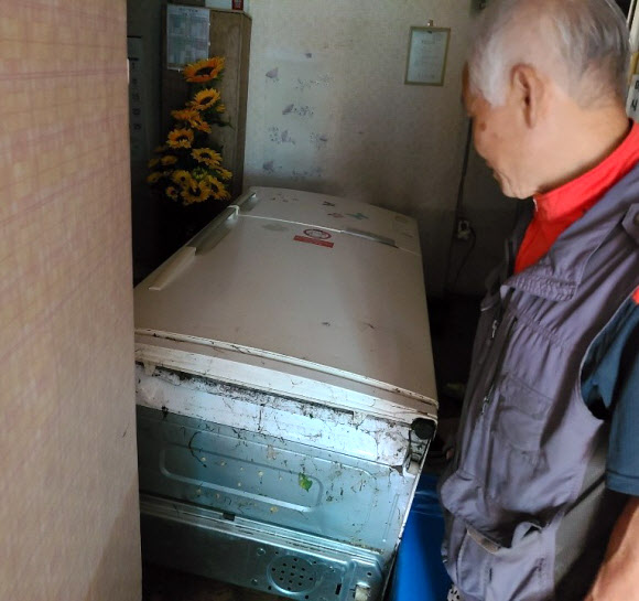 폭우로 쓰러진 냉장고