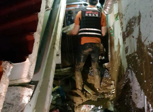 집중호우 내린 횡성서 토사가 주택 덮쳐…일가족 2명 구조