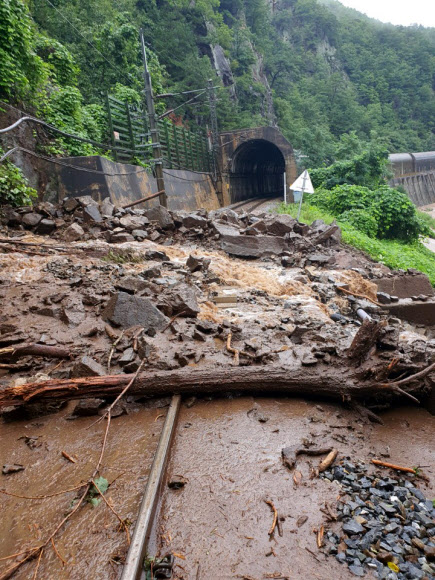 폭우로 산사태 난 동해선