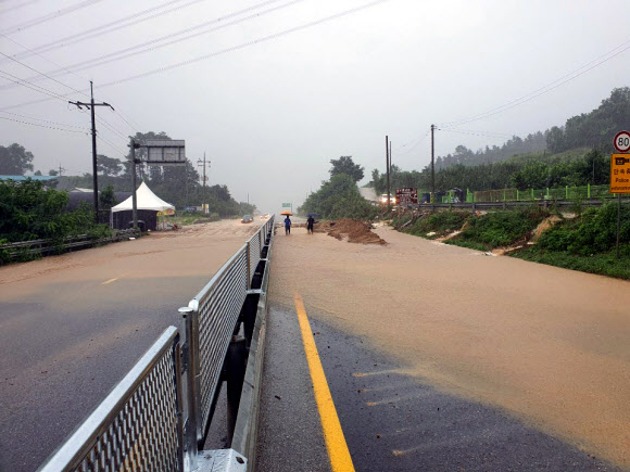 물에 잠긴 도로