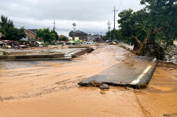 토사 덮인 이천 산양저수지 부근