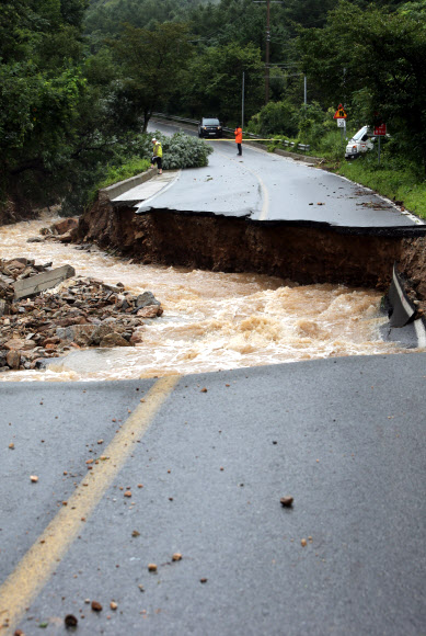 폭우에 끊어진 도로