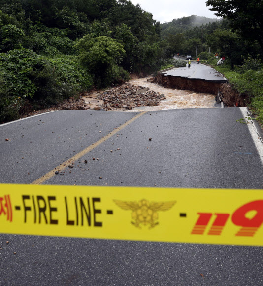 폭우에 유실된 충주 도로