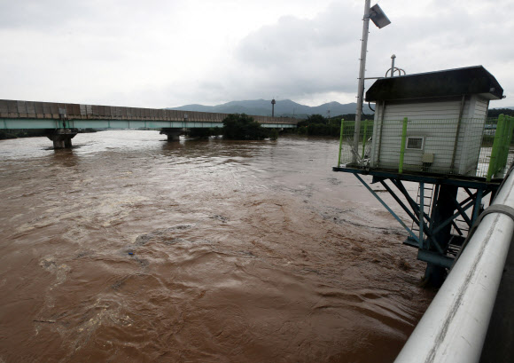 다리 밑까지 차오른 수위