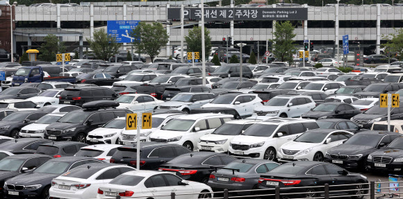 휴가철 김포공항 국내선 주차장 북적