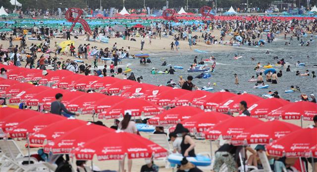 무더위 찾아온 부산 해운대