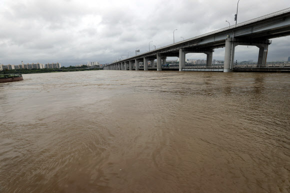 흙탕물로 변한 한강