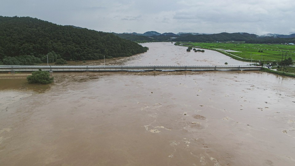 2일 경기남부 지역에 쏟아진 폭우로 범람 위험이 있는 여주 청미천 인근 마을 주민들이 안전한 장소로 대피했다. 여주시 제공 