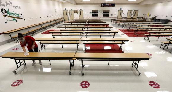 지난달 22일(현지시간) 미국 텍사스 롤레트의 한 학교에서 직원이 아무도 없는 학생식당을 청소하고 있다. 롤레트 AP