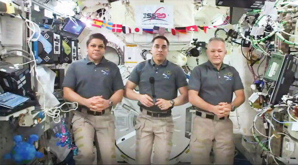 국제우주정거장(ISS)에서 약 두 달간 체류했던 미국 항공우주국(NASA) 소속 우주비행사들이 지난달 31일(현지시간) 나란히 화상 인터뷰를 하고 있다. 로버트 벤켄(왼쪽)과 더글러스 헐리(오른쪽)는 2일 세계 최초의 민간 유인 우주선 크루 드래건을 타고 45년 만에 처음으로 해상 귀환하게 된다. 가운데는 ISS 사령관인 크리스 캐시디. NASA 제공 연합뉴스
