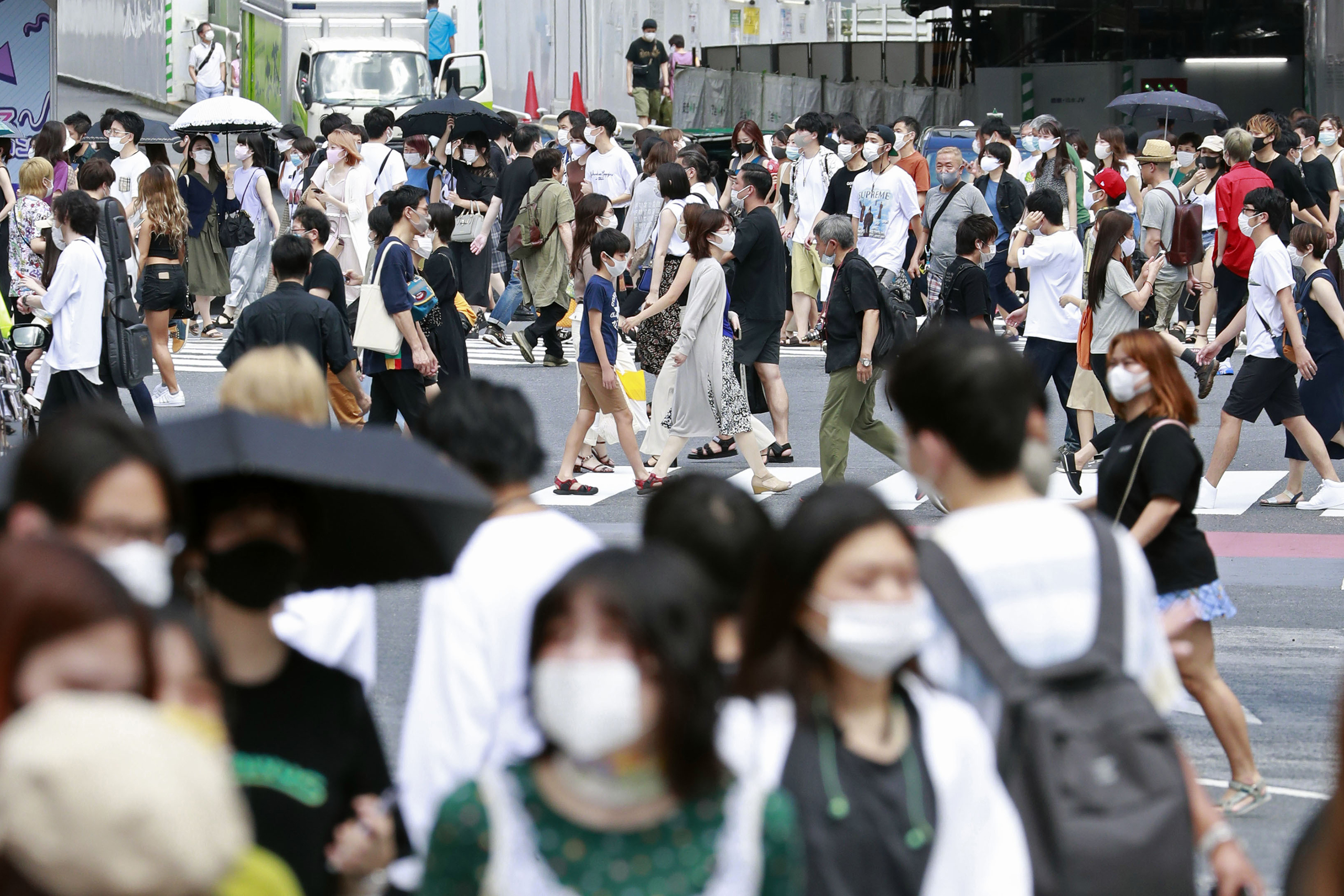 신종 코로나바이러스 감염증(코로나19) 예방 마스크를 쓴 사람들이 2일 일본 도쿄의 중심가를 걷고 있다. 일본에서는 코로나19 누적 확진자수가 급증하고 있어 통제가 불가능한 수준까지 치달을 수 있다는 우려가 커지고 있다. 도쿄에서는 이날도 290여명의 신규 확진자가 발생했다. 2020.08.02 AP 연합뉴스