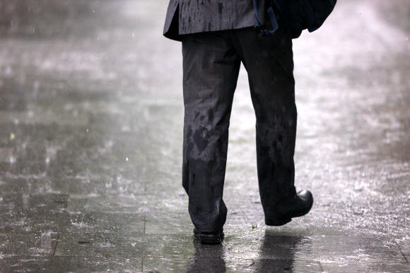 다 젖어버린 양복 밑단