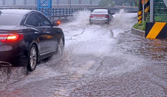 물에 잠긴 춘천 도로