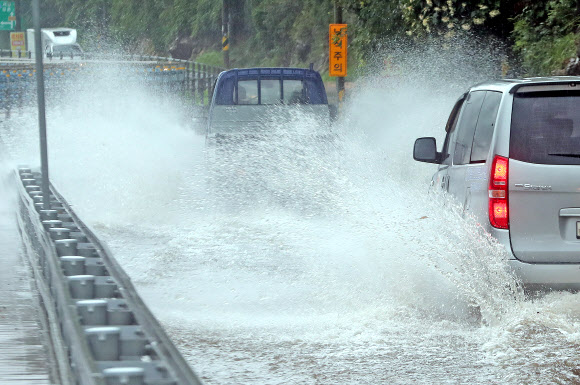 물보라 일으키는 차