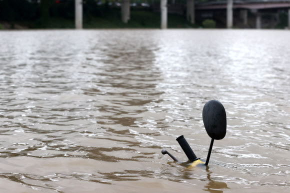 물에 잠긴 오토바이