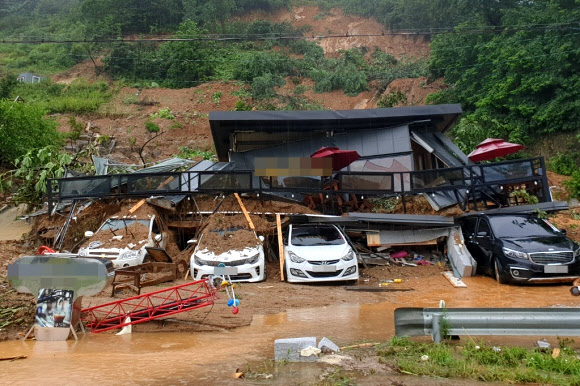 산사태에 매몰된 펜션