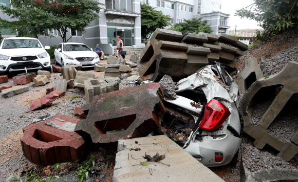 형체 알아볼 수 없게 망가진 차량