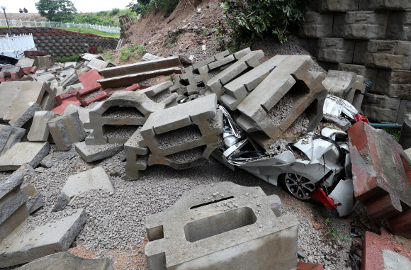 형체 알아볼 수 없게 망가진 차량