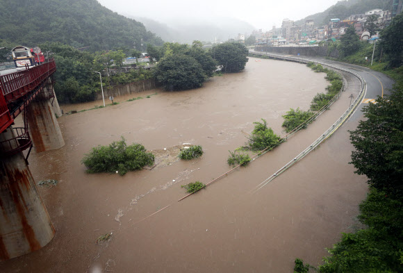 불어난 물에 침수된 강촌 도로