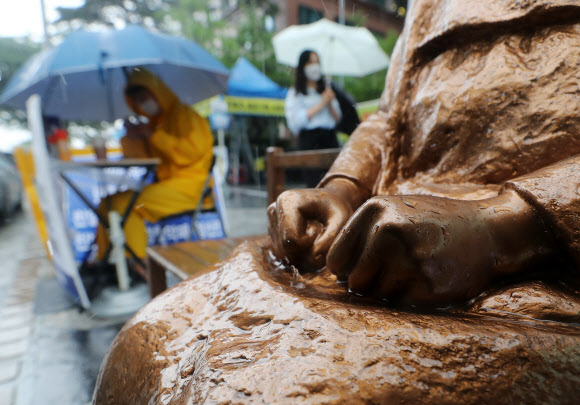 폭우가 쏟아져도 소녀상 곁 떠나지 않는 대학생들