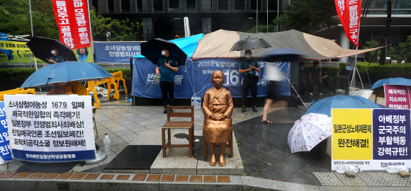 폭우가 쏟아져도 소녀상 곁 떠나지 않는 대학생들