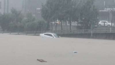 3일 오후 충남 천안시 신방동 홈플러스 앞 도로에서 차량이 물에 떠내려가고 있다. 2020.8.3 <br>독자 제보