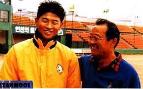 3일 85세를 일기로 영면에 든 김진영(오른쪽) 전 삼미 슈퍼스타즈 감독과 아들 김경기 SPOTV 해설위원. 