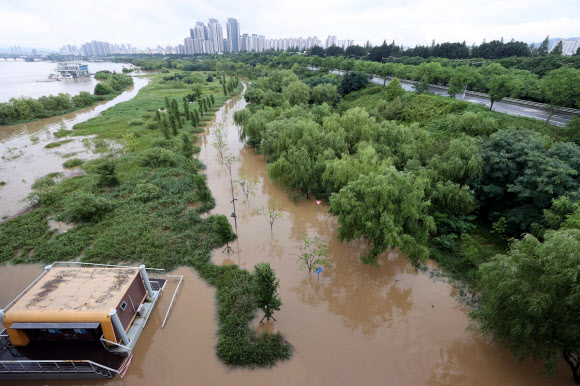 높아진 수위로 물에 잠긴 한강시민공원