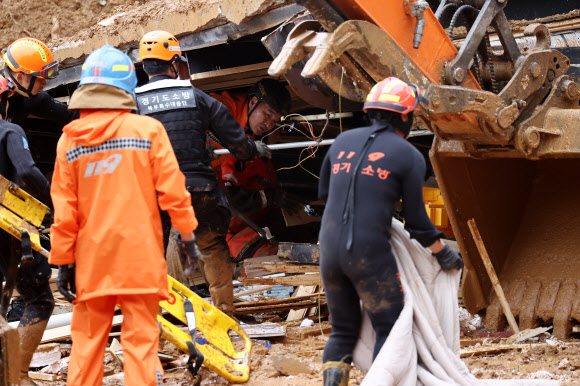 가평 매몰현장 구조작업 중인 소방대원