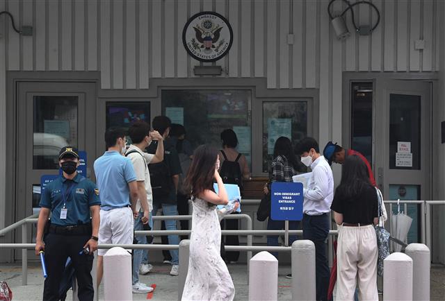 학생 및 교환 방문자를 위한 비자 등 일부 비이민 비자 발급 업무가 재개된 지난달 20일 서울 종로구 주한 미국대사관의 비자 발급 창구에 시민들이 줄을 서고 있다. 오장환 기자 5zzang@seoul.co.kr