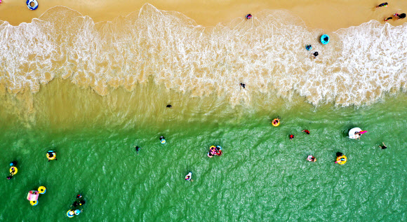 남해안은 폭염…해수욕장 풍경