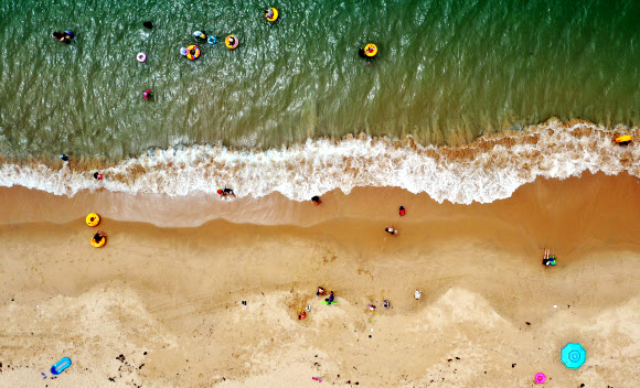 남해안은 폭염…해수욕장 풍경
