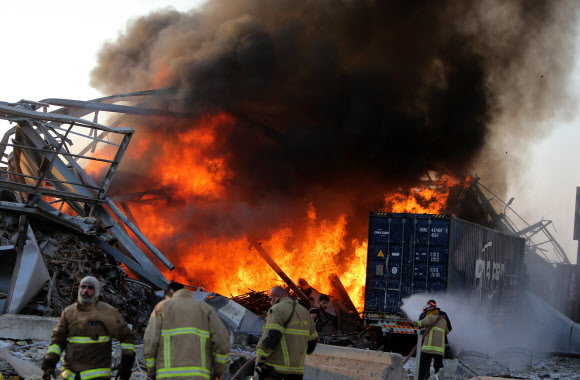 4일(현지시간) 레바논 수도 베이루트의 항구에서 큰 폭발이 발생했다. AFP 연합뉴스
