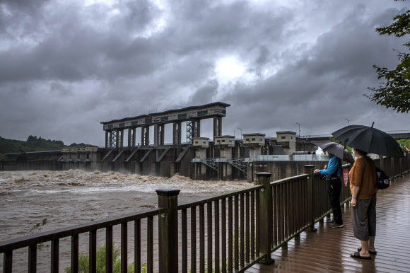 구름 가득한 임진강 상류