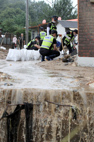 수해 현장 복구하는 경찰