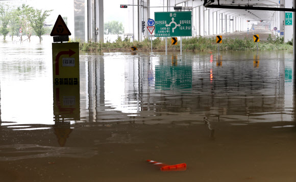 한강 잠수교 수위 상승 중…나흘째 통제 계속
